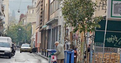 Athen: Ein alter Mann durchsucht den Müll