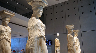 Die Original-Figuren des Erechtheion im Akropolis-Museum