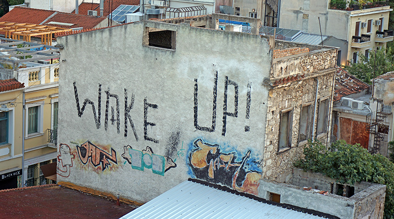 Wake Up - Schriftzug auf einem Haus in Athen