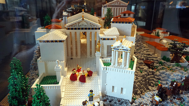 Die Propyläen im Modell Akropolis in Lego (aufgenommen 2015 im Akropolis-Museum)