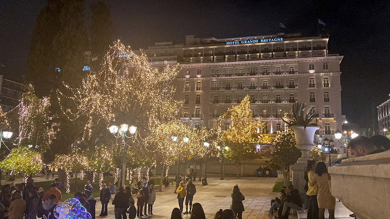 Vor dem Hotel Grande Bretagne ist der Platz festlich erleuchtet - Foto von Kleopatra Kyparissidou