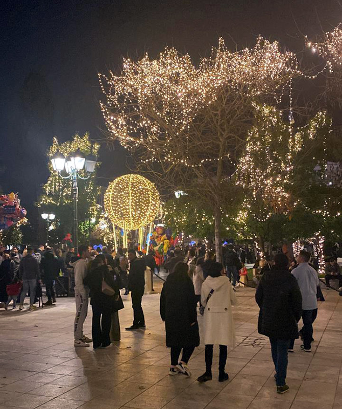 Viele Athener bummeln über den weihnachtlichen Syntagma Patz - Foto von Kleopatra Kyparissidou