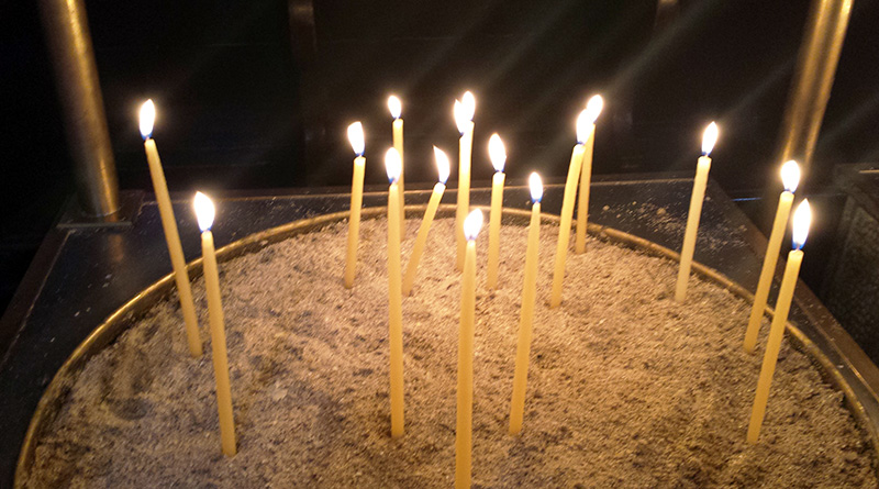 Kerzen brennen in einer Kirche