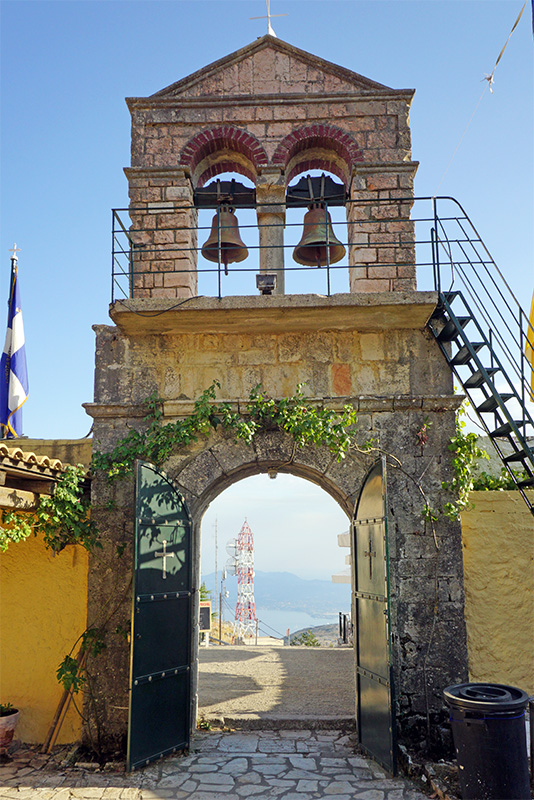 Blick durch das Tor zum Klostergelände