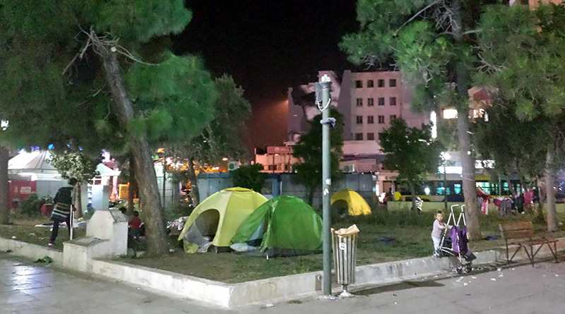 Piräus: Menschen ohne Obdach übernachten am Hafen