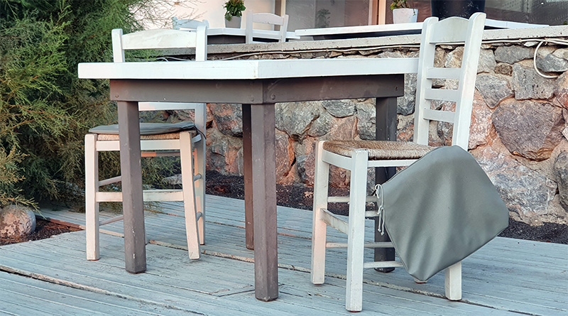 Tisch und Stühle in Griechenland