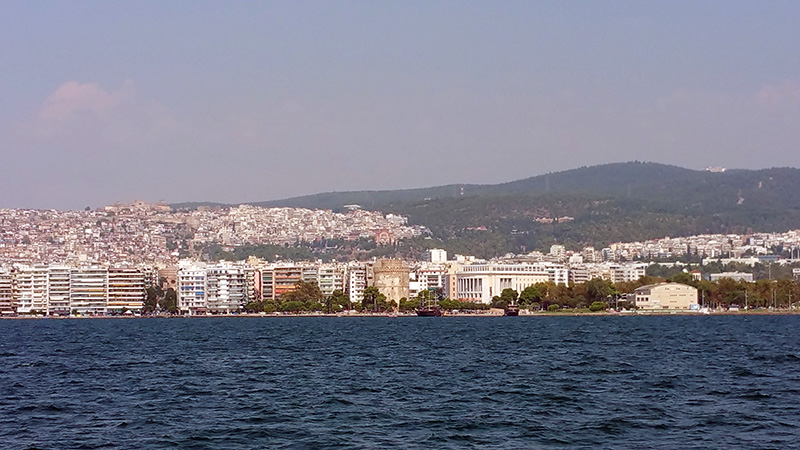 Thessaloniki: Uferpromenade mit Weißem Turm vom Meer aus gesehen
