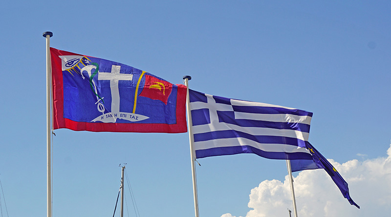 Die Fahne Hydras neben der Griechenlands und der Europäischen Union