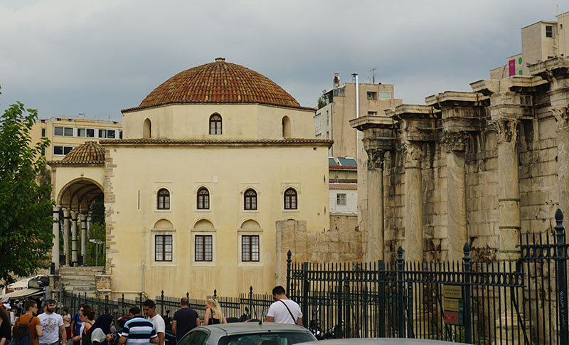 Die Tsisdarakis-Moschee, rechts davon die Hadrians-Bibliothek