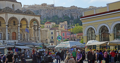 Monastiraki in Athen: Die Tsisdarakis-Moschee (rechts) und die Metro-Station (links). Im Hintergrund die Akropolis.