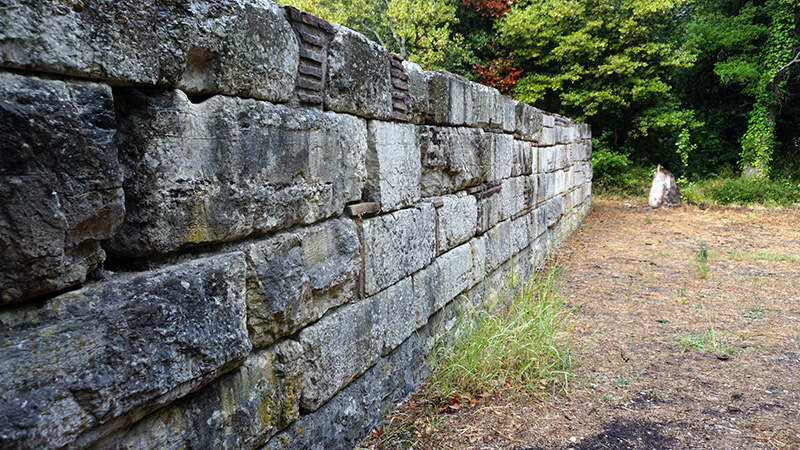 Mauer mit den Dankesinschriften freigelassener Sklaven in Butrint
