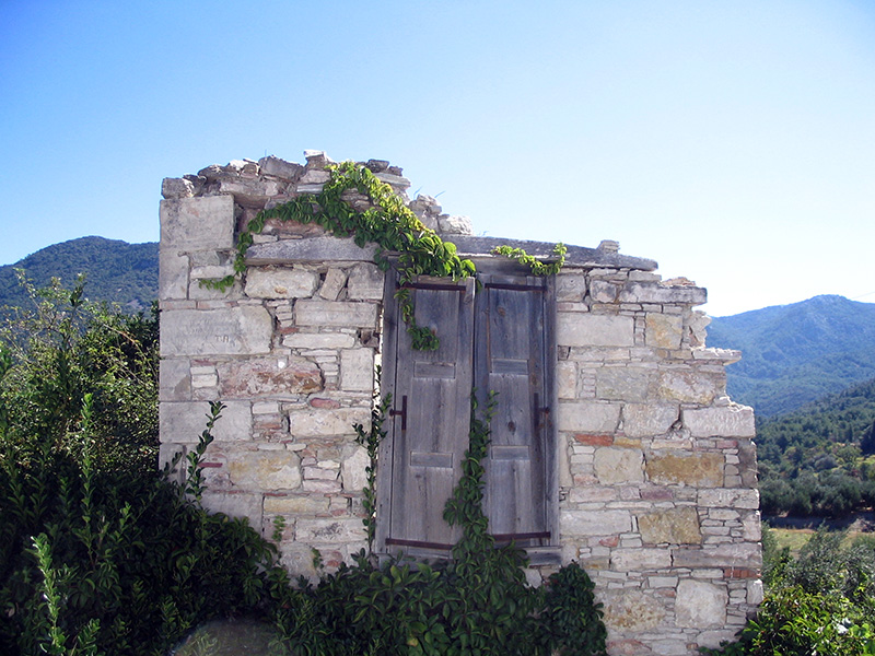 Tür zu einem verfallenen Gebäude auf Samos