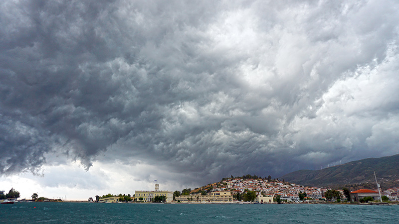 Regenwolken über Poros