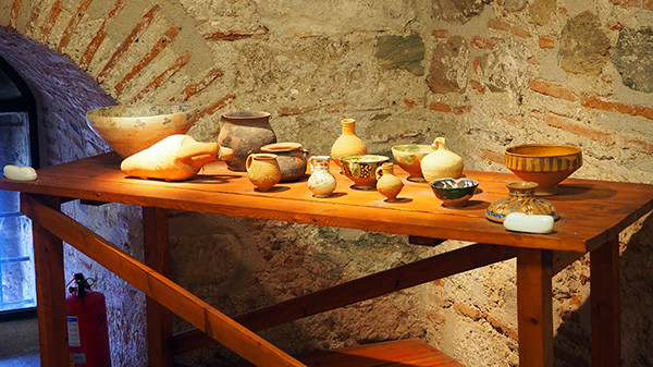 Tisch mit Ausstellungsstücken - Foto von Maria Laftsidis-Krüger