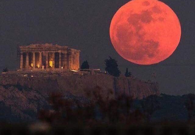 Vollmond über der Akropolis