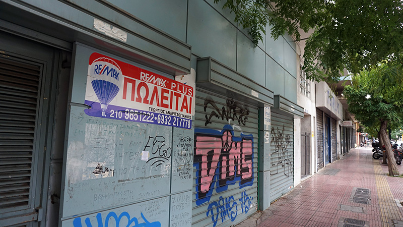 Rolltor vor einem geschlossenen Geschäft in Athen
