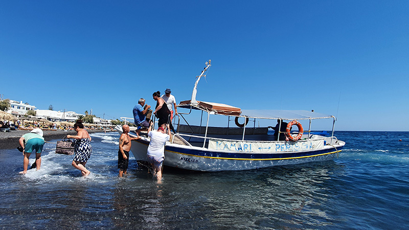 Das Wassertaxi lässt in Kamari seine Passagiere von Bord