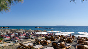 Sunbeds am Strand von Kamari