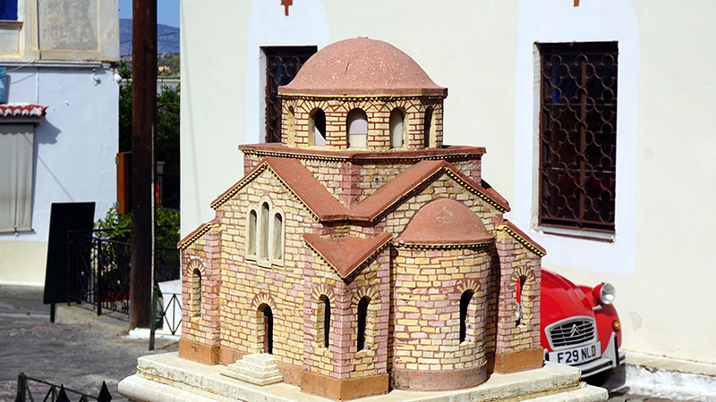 Modell einer kleinen Kirche in Poros