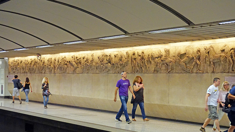 Plattform der Metro Station Akripoli mit Replik des Parthenon-Frieses