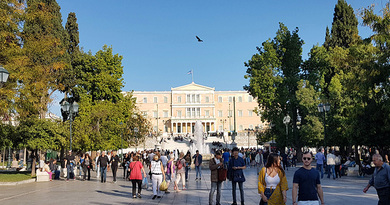 Der Syntagma Platz, im Hintergrund das Parlamentsgebäude