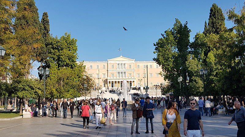 Der Syntagma Platz, im Hintergrund das Parlamentsgebäude