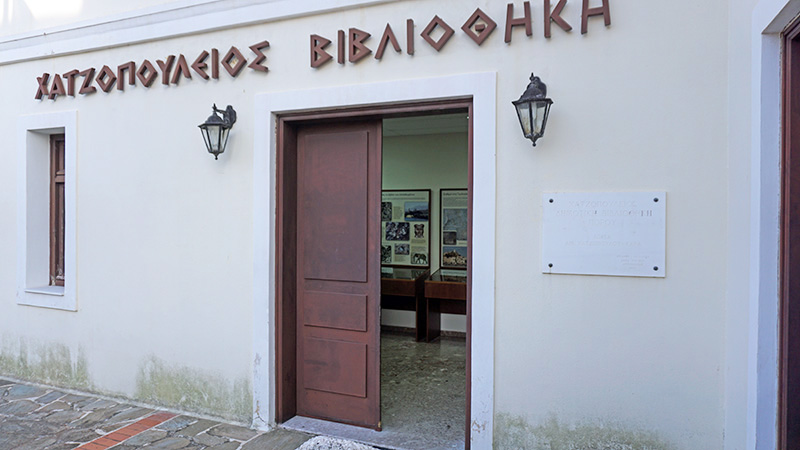 Tür zur öffentlichen Bibliothek von Poros
