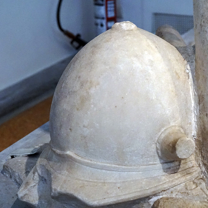 Der galatische Helm neben der Statue des kämpfenden Galliers