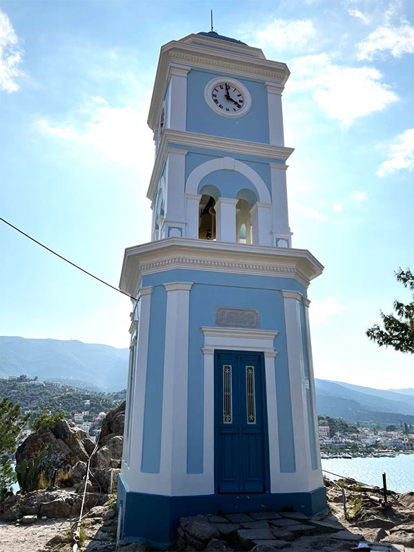 Der Uhrturm von Poros