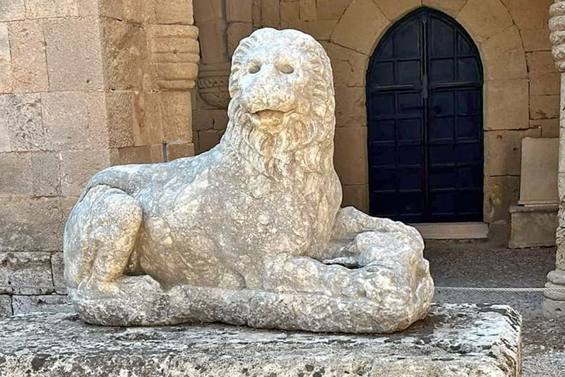 Löwen, dessen Vorderpfoten auf dem Kopf eines Stiers ruhen (Foto: Hildegard Hieronymi-Gorgus)
