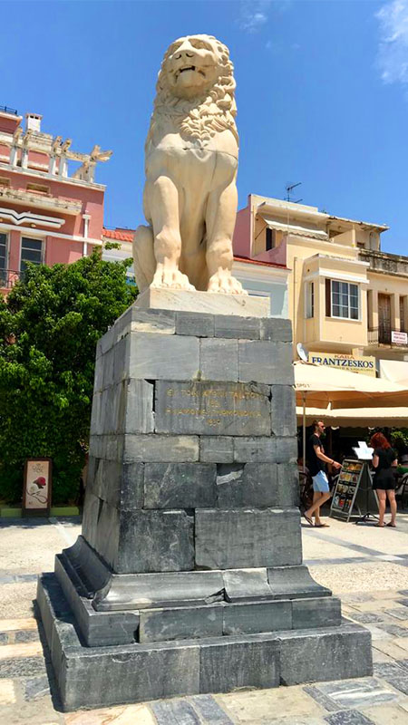 Das Löwendenkmal auf dem Pythagoras Platz in Vathy