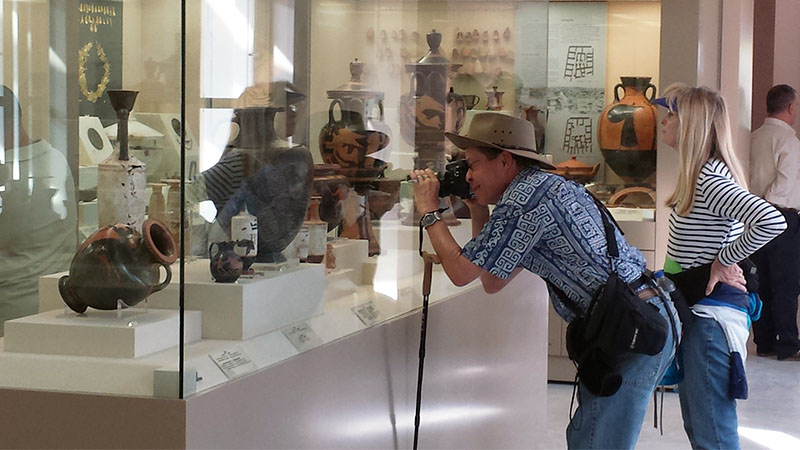 Ein Besucher fotografiert im Museum des Kerameikos