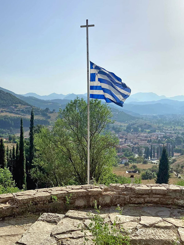 Die griechische Fahne am Ort des Massakers