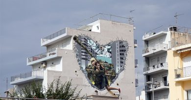 Bild auf Hausfassade in Athen