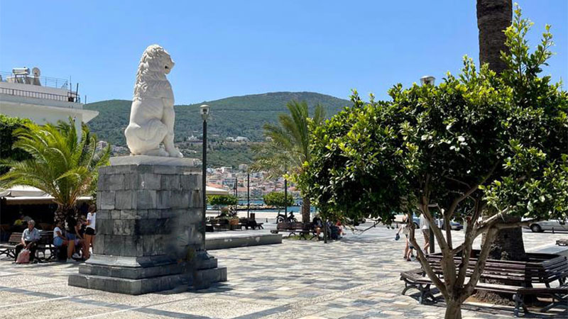 Pythagoras Platz mit Löwendenkmal