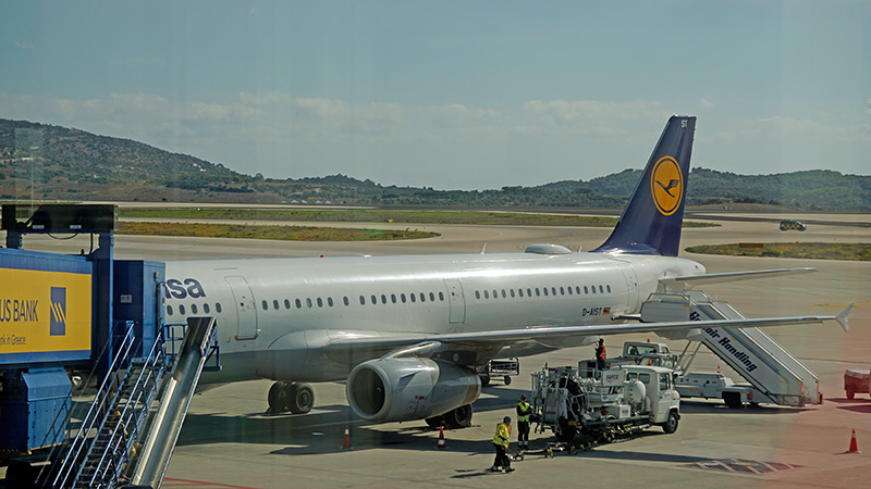 Flugzeug auf dem Flughafen von Athen