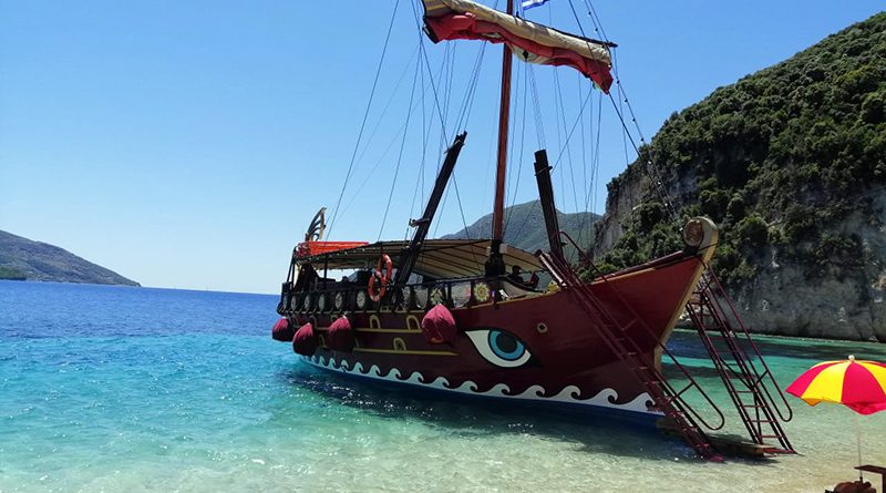 Die Odyssea: Boot für Touristenfahrten in Lefkada