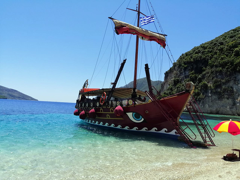 Die Odysseia: Boot für Touristenfahrten in Lefkada