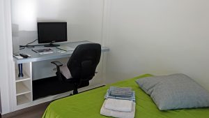 Arbeitsplatz in kleiner Wohnung in Athen