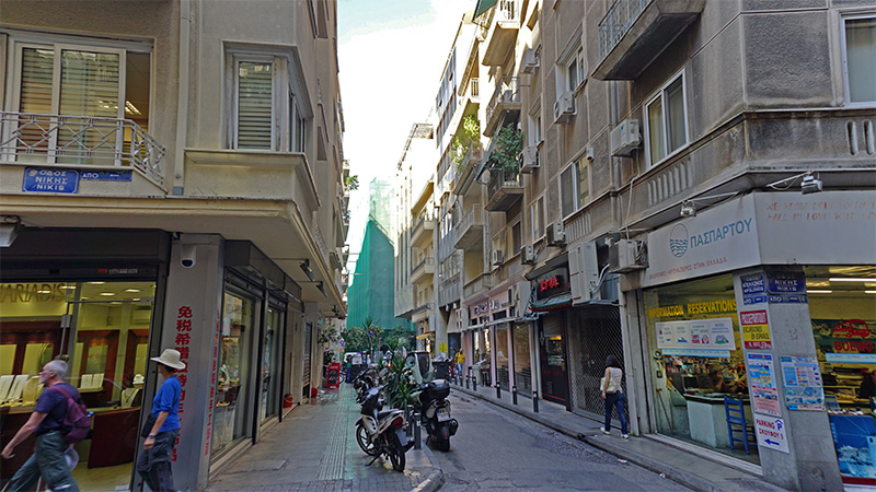 Athen: Krafträder, die am Wegesrand in der Plaka abgestellt sind