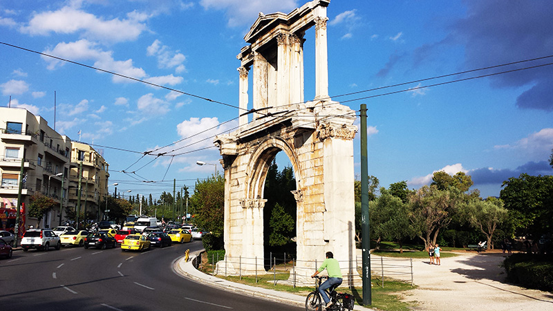 Athen: Radfahrer auf Leof. Vasilisis Amalias vor dem Hadriansbogen