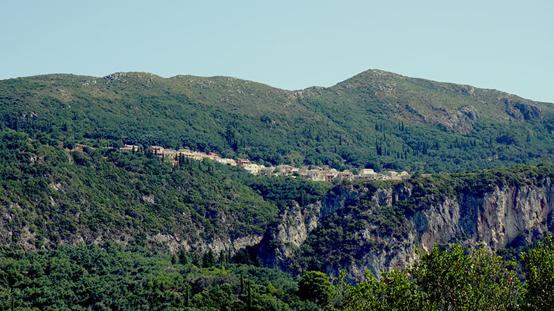 Korfu: Die Natur und ein kleiner Ort in der Nähe vom Kloster Pa