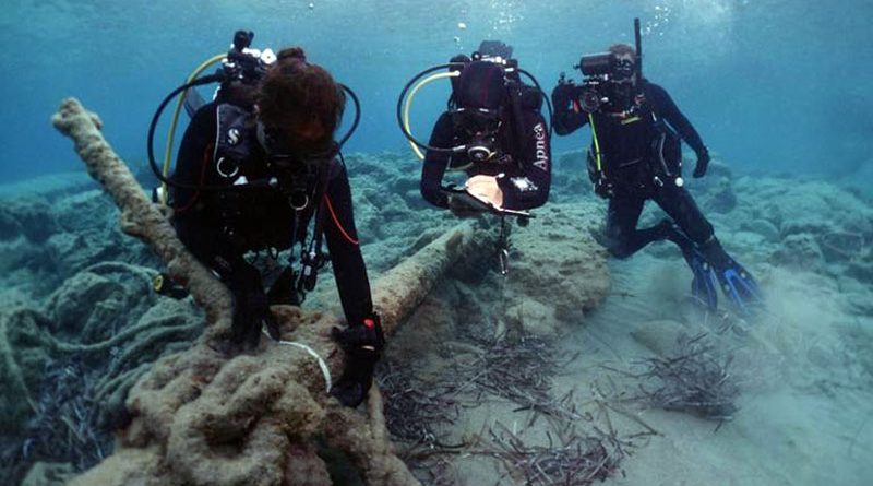 Taucher untersuchen Fundstücke im Meer