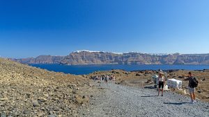 Touristen bewegen sich auf Nea Kameni