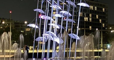 Die Schirme von Giorgos Zongolopoulos bei Nacht