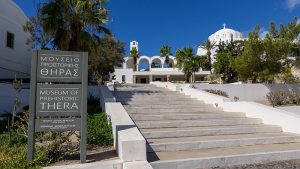 Eingang zum Museum des Prähistorischen Thera