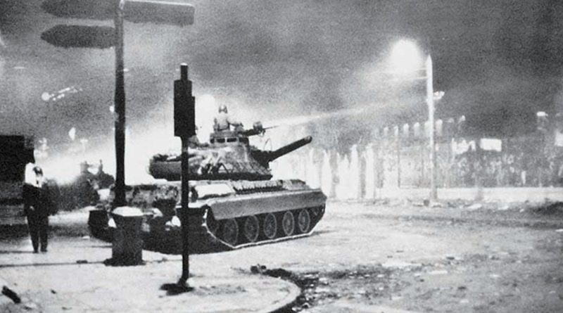Panzer vor dem Polytechnikum Athen am 17.11.1973