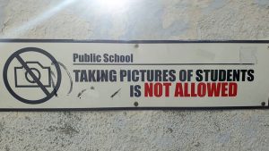 Schüler fotografieren verboten: Hinweisschild an der Oia Primary School