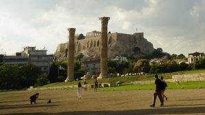 Die Säulen des Olympieion mit der Akropolis im Hintergrund (2015)
