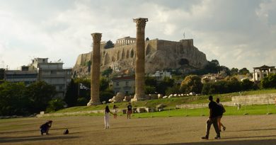 Die Säulen des Olympieion mit der Akropolis im Hintergrund (2015)